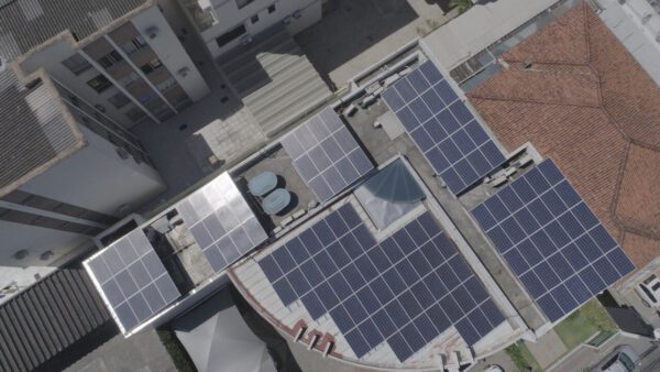 vista topo do predio com placas para captação de energia solar