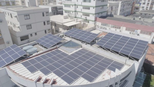 vista topo do predio com placas para captação de energia solar