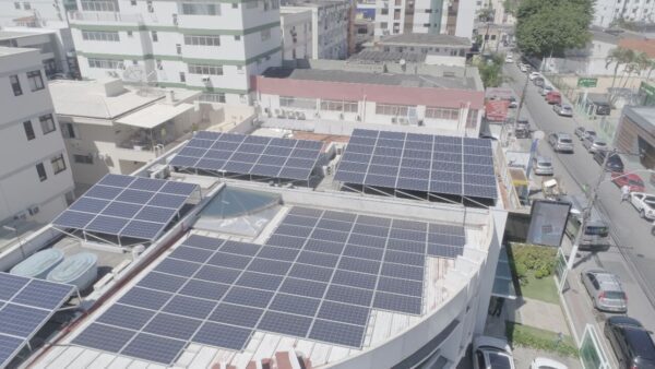 vista topo do predio com placas para captação de energia solar