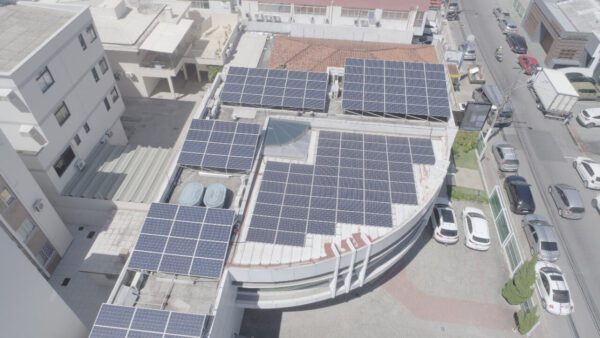 vista topo do predio com placas para captação de energia solar