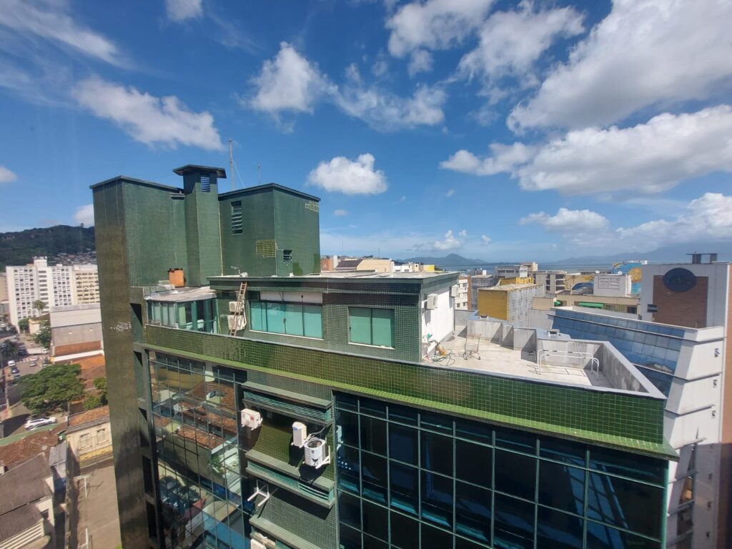 topo de predio, céu azul com núvens